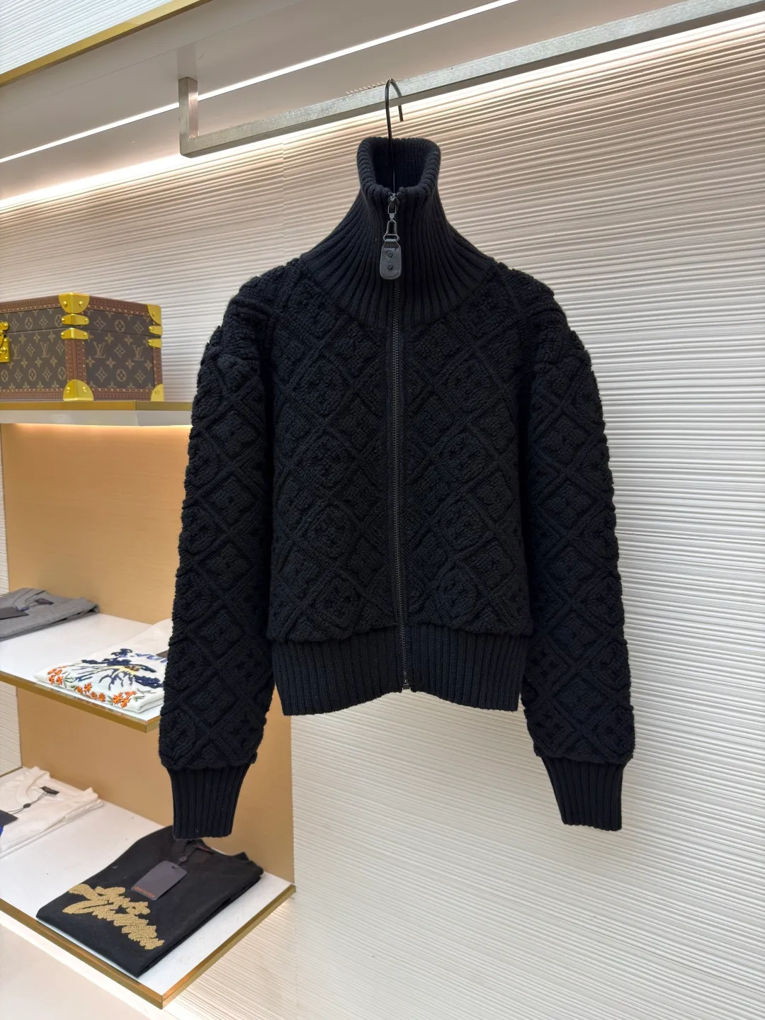 LOUIS VUITTON1V SKI ski series three-dimensional embossed full-print jacket [women's clothing] ●Original version: purchased and developed in 19942 ●Item number: 1681584-E40 ●Fabric: wool blended fabric ●Technology: embossed printing production ●Color: black ●Version: suitable version ●Weight: about 968 grams ●Size: S-M-L ●Description: Ski 🎿 series Customized cashmere wool yarn weaving, jacquard processing, showing a three-dimensional concave and convex shape, lapel jacket version, ready-to-wear zipper placket, narrowed by elastic pit thread wrapping, the overall look is advanced and casual, the whole body is embellished with four-leaf clover element jacquard, which collides with fashion tones, the stretch fabric is more tolerant, the overall line is straight and delicate, the fabric is comfortable and soft, the color is consistent and has no color difference. It can be matched with the same style to create a fashionable look and control various occasions. Customized accessories, complete three standards, the same style for men and women!